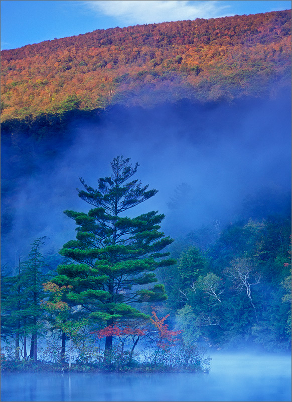 Emerald lake, Vermont, fog, autumn, island